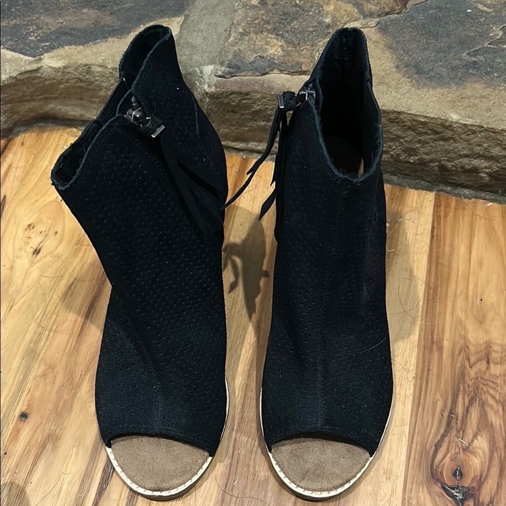 Toms Black Ankle Boots with Minimalist Design